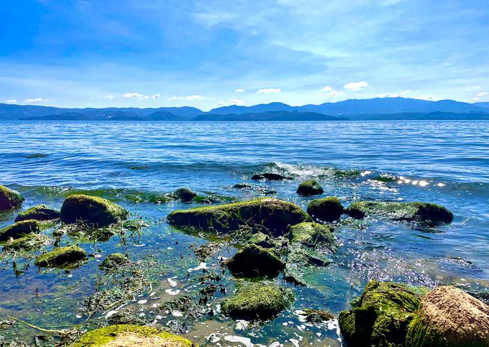 云南大理洱海碧海蓝天