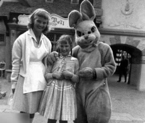 迪士尼乐园旧照诡异 网友称被米老鼠吓哭