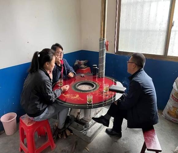 秦伟斐和金溪镇的组织委员余赋马上组织"攻坚克难",动员姚良成留下来