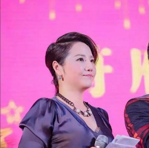 广东电视珠江台资历最老的新闻主播徐洁50岁的她如今已发福不少