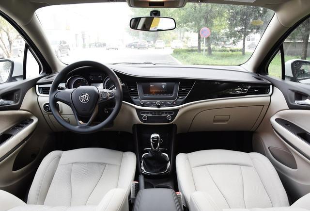 汽车 正文 别克威朗在内饰方面上,新一代的君威采用家族环抱式的座舱