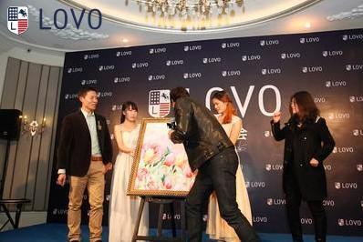 ian与罗莱家纺副总裁王梁先生揭幕lovo2014年春夏新款手绘稿,并在画稿