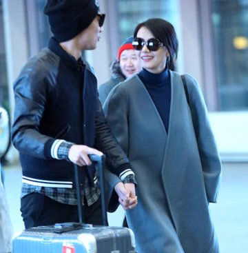 生活 时尚 > 正文     高圆圆与造型师韩火火在某媒体做直播,访谈期间