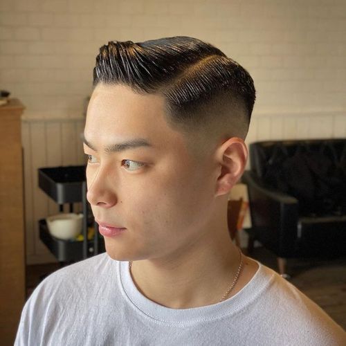 二八分男发少了年轻男生的幼稚 ,则多了一份成熟稳重的气息 ,很有成功