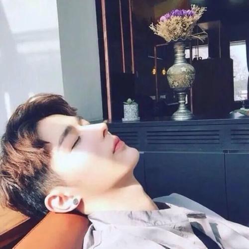 干净清爽男生头像干净有深度的男士微信头像干净阳光的男生头像清爽