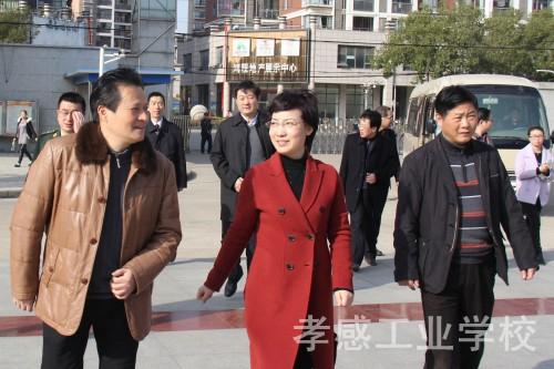 副市长王芳来校检查开学工作