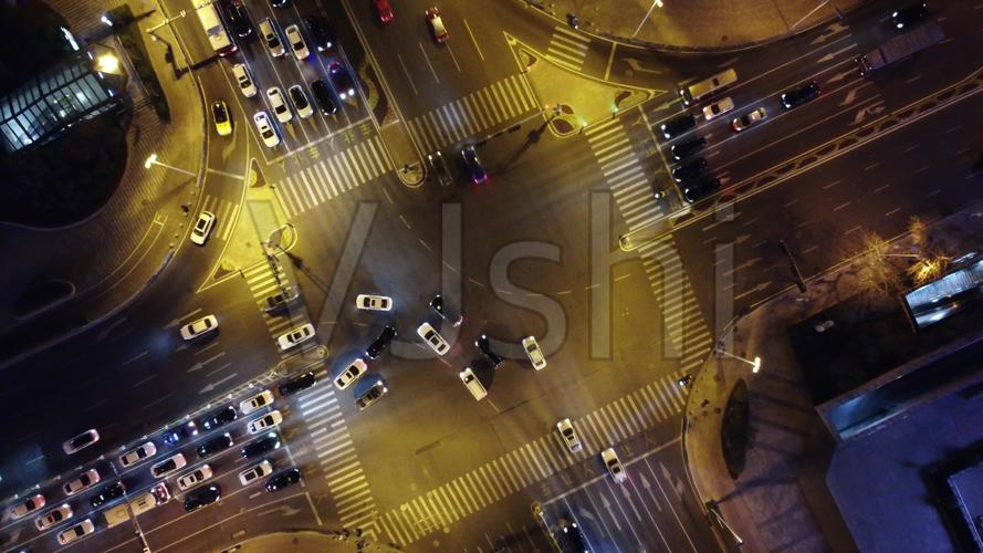 城市十字路口夜景