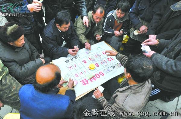 广场摇色子赌摊七八个