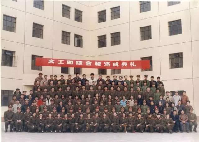 火箭军文工团光荣退役,几代文工团员唱响《心中的歌》