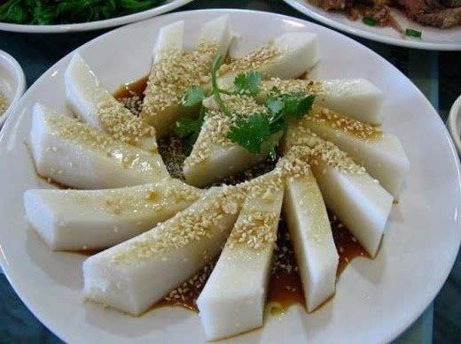 因其采用竹篾编制而成的簸箕为盛具而著称,在茂名,高州,化州,湛江一带