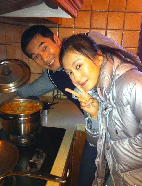 秦岚"拜师"方中信学习煲汤