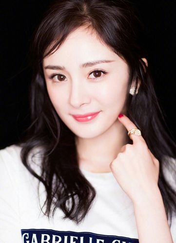 杨幂,1986年9月12日出生于北京市,中国内地影视女演员,流行乐歌手