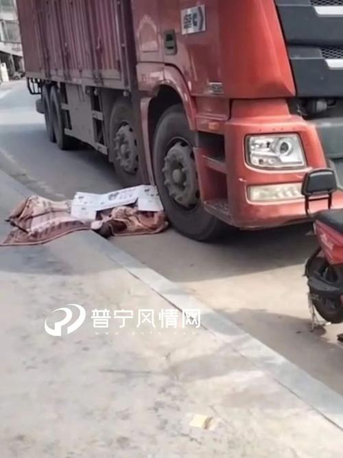 事发前,女子牵着电动自行车从货车右前方步行经过,大货车在右拐时将处