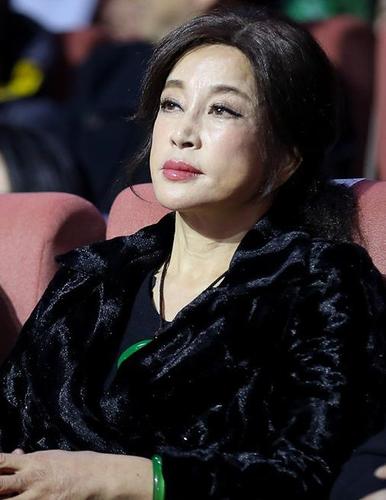 64岁刘晓庆现身活动,脸僵到笑不动,双手出卖了年龄