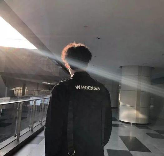 换季穿搭怎么穿?受妹子欢迎的穿搭,锡纸烫小哥哥来教你