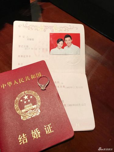 吴敏霞张效诚领证结婚!亲吻额头甜蜜十足