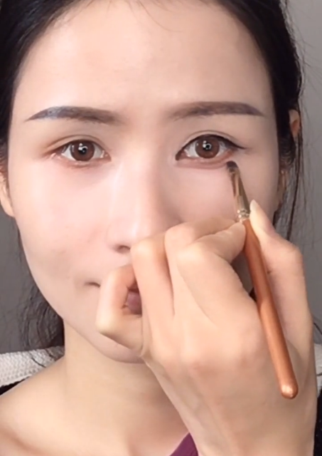 美妆博主脸上画"杨颖",开局:先把痘痘治好,结尾:应聘替身吧