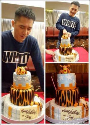 梁朝伟庆祝52岁生日 切跳跳虎蛋糕标枪呆萌(图)