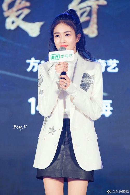 白鹿活动花絮,白色正装搭配黑色皮裙,魅力迷人,特别撩人的小姐姐.