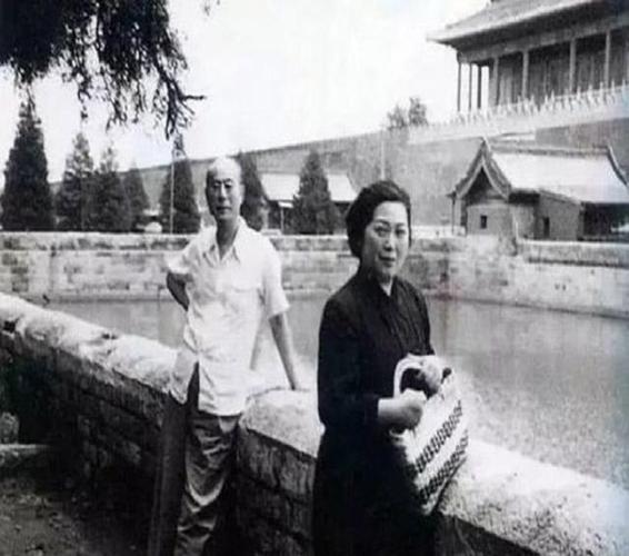 年轻美貌的王韵缃生下独子掌控经济大权终败给了烟花女子