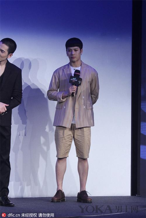 王嘉尔 有迷妹无数也不能不修边幅