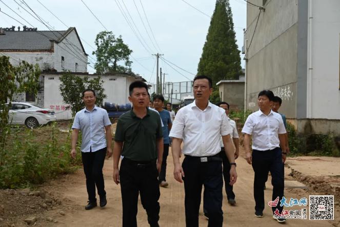 鄱阳县委书记周金明率队深入多地调研乡村振兴和宅改工作