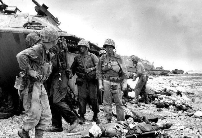 二战老照片太平洋战场上的贝里琉岛战役极为血腥极为激烈