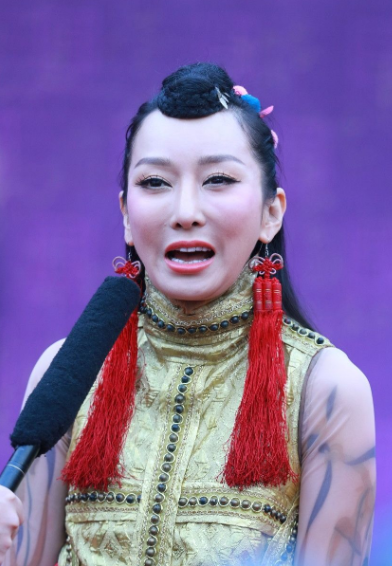 有种"整容"叫萨顶顶卸妆,素颜照曝光后,网友:为啥扮丑