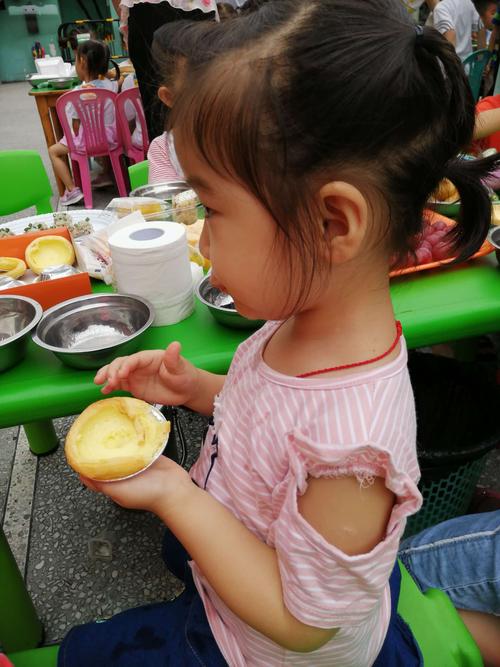 这是我们班的郭梓馨小朋友,她手里拿的什么呢?原来是蛋挞呀