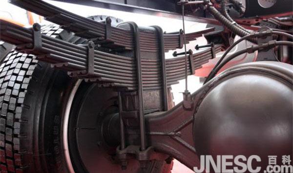 钢板弹簧:非独立悬架特有弹性元件