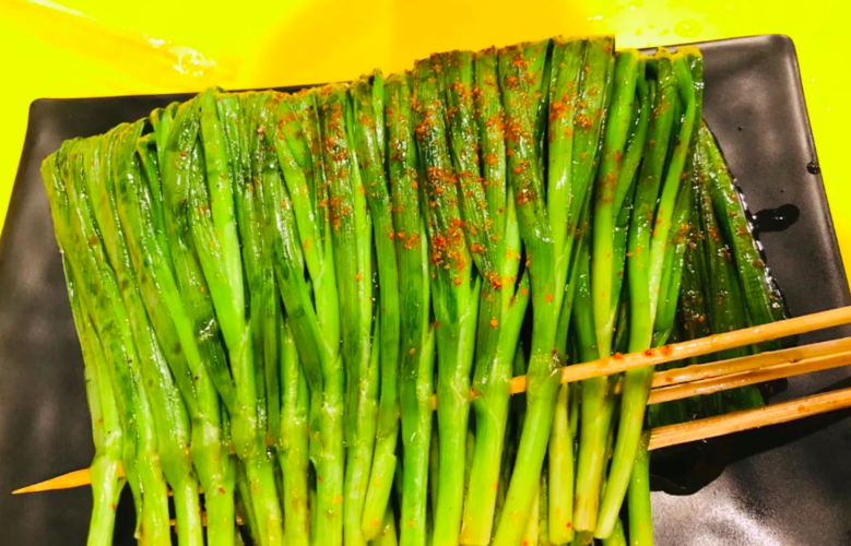 烤韭菜可以说是烧烤蔬菜中特别经典的食材之一了,也是每回必