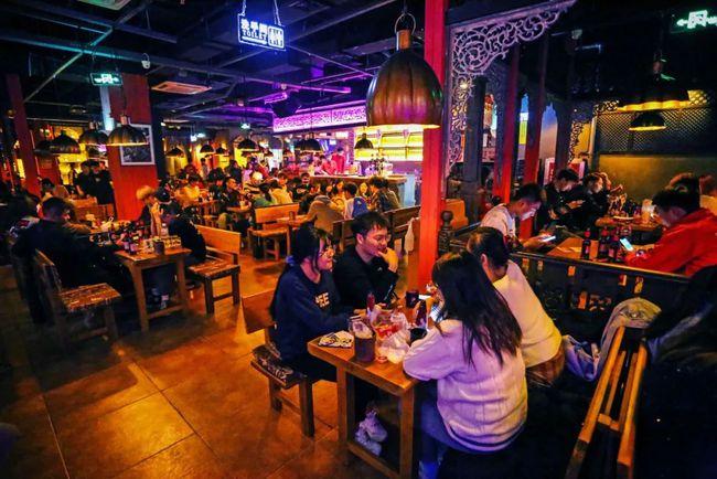 今天,90后喝出一家上市公司:海伦司市值300亿|小酒馆