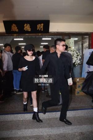 小s夫妇现身安钧璨告别仪式举行