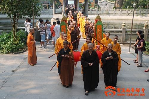 年8月22日讯:香港佛教护生会会长照品法师,导师戒净法师率香港莲池寺