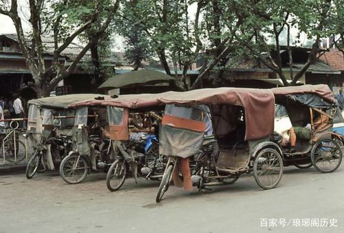 成都街头拉客的三轮车,80年代成都这样的载客三轮车还是非常多的,几乎