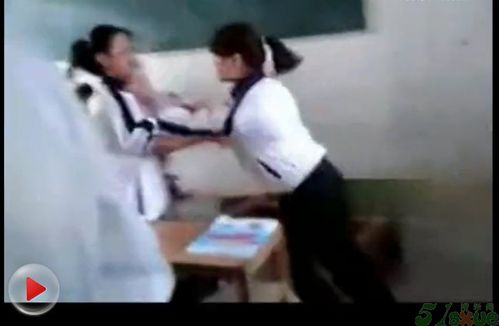 学生打架现在已不是一件罕见事,特别是女生,扇耳光,抓头发,无所不