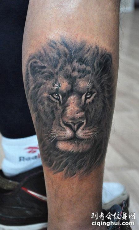 小腿上的狮子纹身