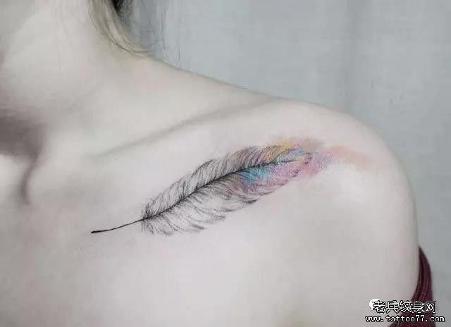 锁骨羽毛纹身图案