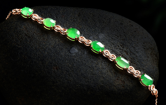 来实现自己设计的款式,那么这样的翡翠手链价格就不单单是材质本身的