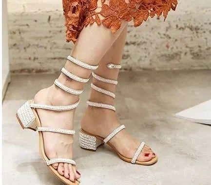 的高跟凉鞋,百搭的款式,5cm跟高舒适的高度,鞋带和后跟烫钻雅致富丽!