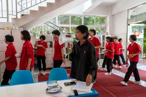 云南丽江华坪女子高级中学学生在做课间操(7月4日摄).