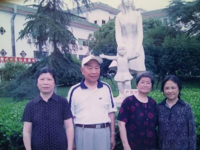 左起一排:史锡兰,张国英,陈学英,           二排:万荣华,李武珍