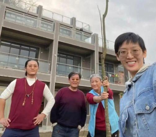 老戏骨李立群与女儿合照31岁女儿五官随爸遗憾妈妈没有出镜