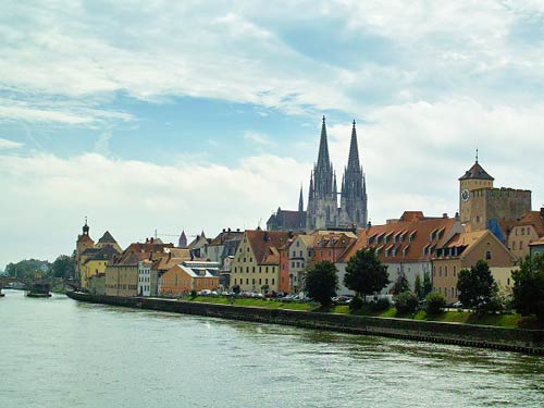 多瑙河是欧洲第二长河,在欧洲河流中长度仅次于伏尔加河.