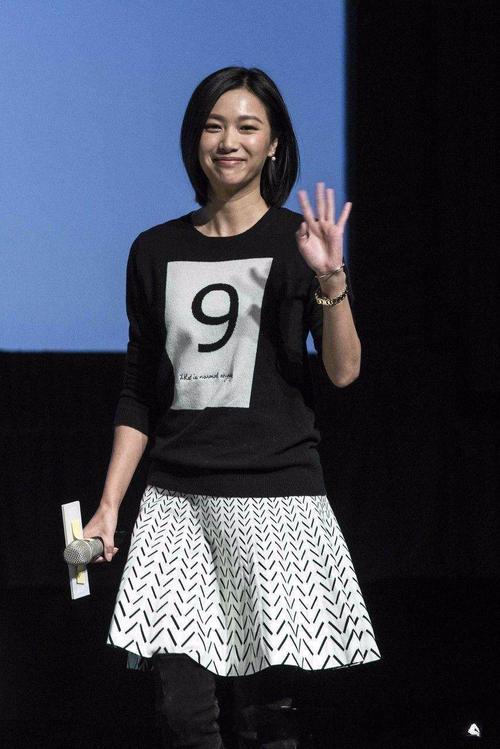 43岁徐静蕾复出,身材走样胖出新高度了?网友:天然美女怕什么