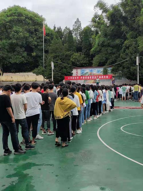 2019年6月18日,石陂中学在二级操场举行"大手拉小手,美化我家园"活动