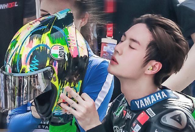 85号赛车手王一博,最后一圈受到对手影响,摔倒,滚了好