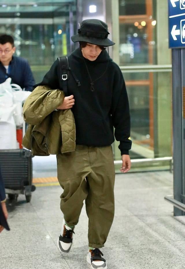 陈坤运动装走机场,毛线帽戴出暖男魅力,换个帽子变化就这么大