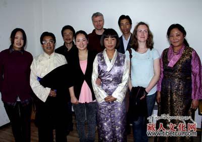 尧西.班.仁吉旺姆博士向刚坚捐赠电教设备支持母语教育