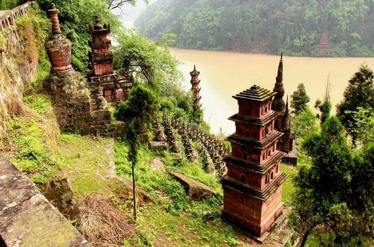 槽渔滩风景区还有一座大雄宝殿,气势威严,寺庙门口两条金色巨龙缠绕